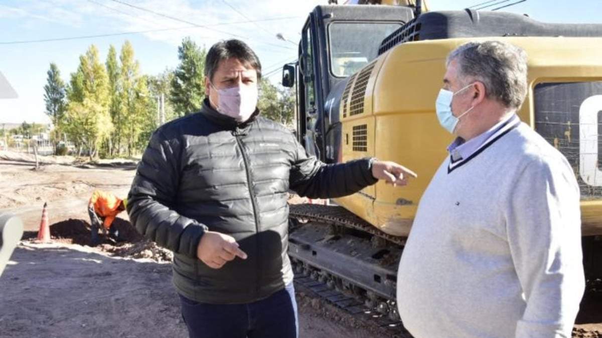 Mariano Gaido supervisó la obra de asfalto en barrio Gran Neuquén Norte. Fuente: (Twitter)