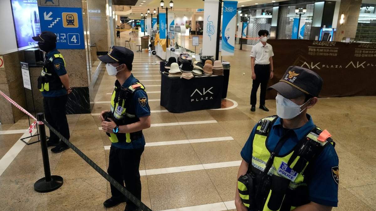 Policías resguardan la escena cerca de una estación del metro
