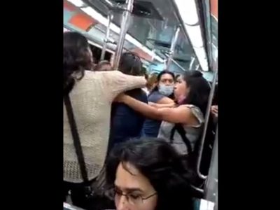 Tres mujeres pelean por un asiento en el vagón exclusivo del Metro (Video)