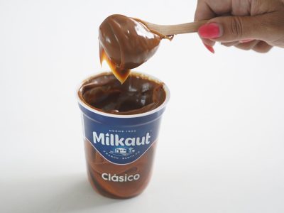 Ni se te ocurra tirar el envase de dulce de leche vacío: creá este florero de lo más coqueto y vintage para tu hogar