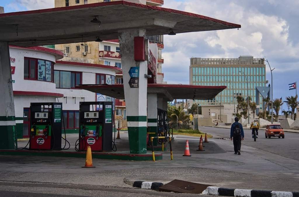 Un hombre pasa frente a una gasolinera que se ha quedado sin combustible, situada cerca de la embajada de Estados Unidos, que se ve al fondo, en La Habana, Cuba, el sábado 7 de febrero de 2026