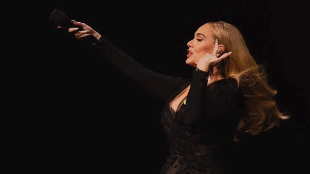 Adele detiene su concierto en Múnich para ver la final olímpica femenil de los 100 metros planos