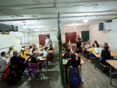 Niños de Ucrania inician el año escolar en aulas subterráneas para evitar las bombas rusas