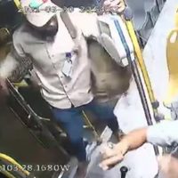 Chofer de autobús se aviva y echa por la puerta a sujeto que lo asaltaba