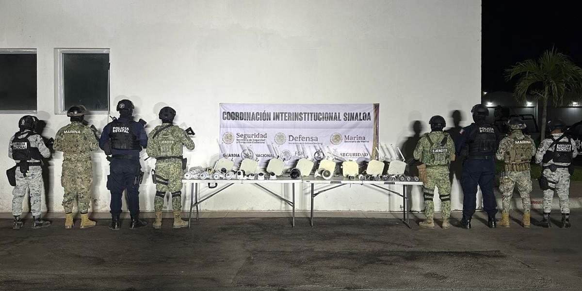 Elementos del Ejército y de la GN posan al lado de las cámaras retiradas