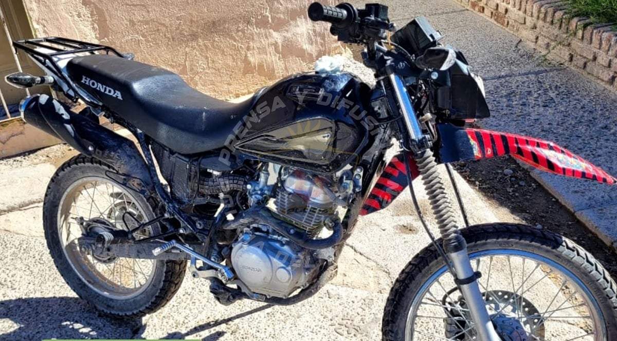 La moto Honda tipo enduro tenía pedido de secuestro por robo. Fuente (Policía de Neuquén)