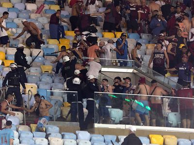 La historia de siempre: policías brasileños pegándole a hinchas argentinos