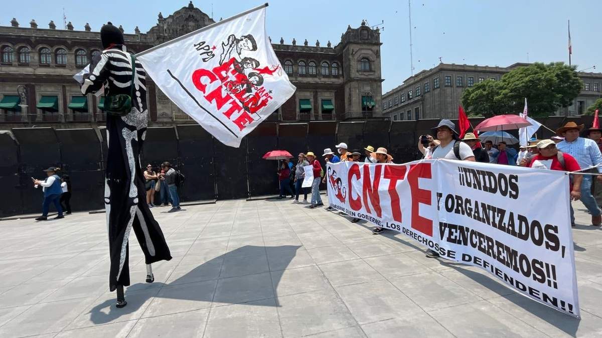 Integrantes de la CNTE frente a Palacio Nacional