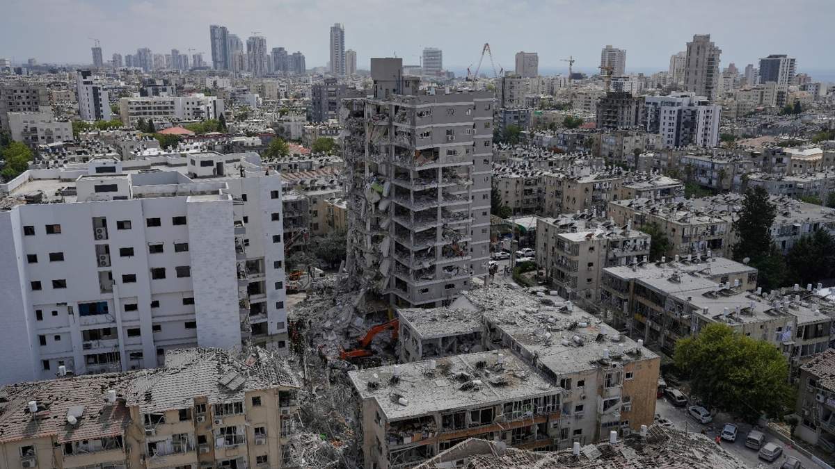 Impactos de los proyectiles iranís en territorio israelí en respuesta al ataque de Netanyahu.