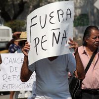 Entre protestas, Peña y Graco inauguran obra inconclusa y con fallas