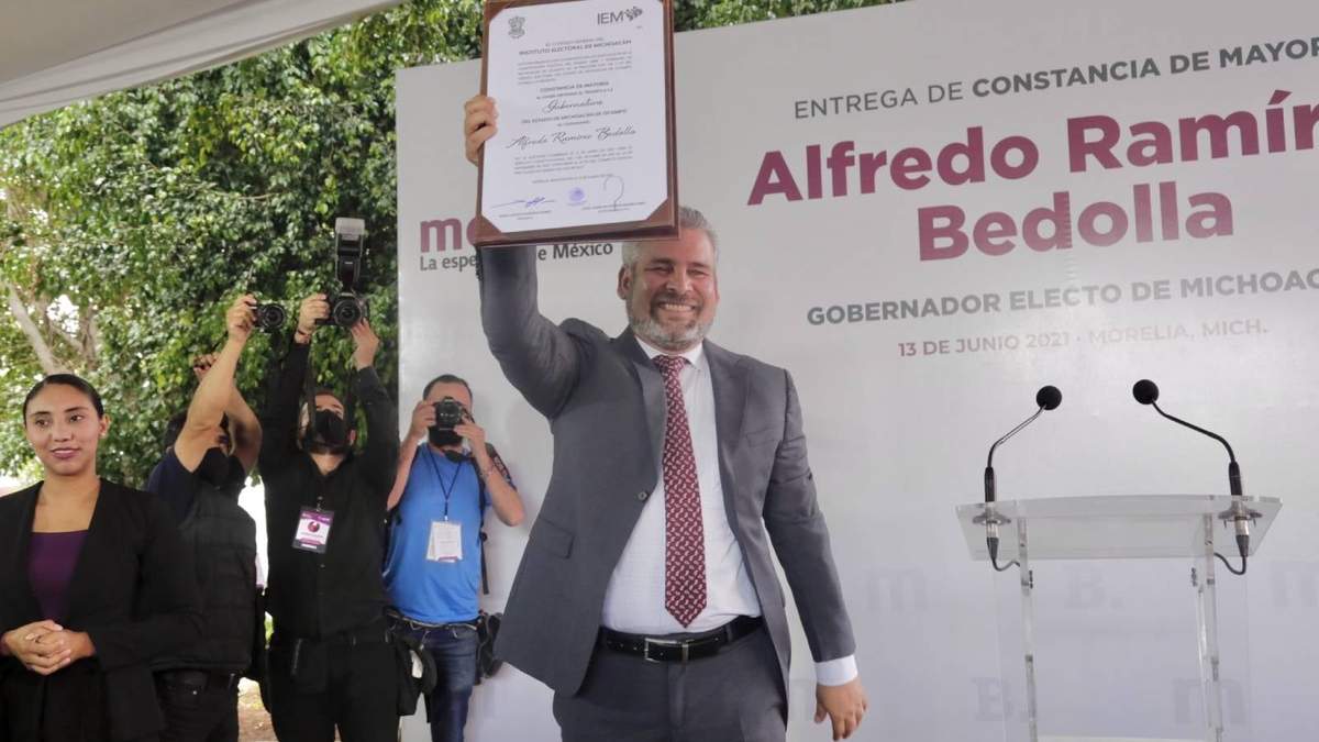 El candidato morenista después de recibir la constancia