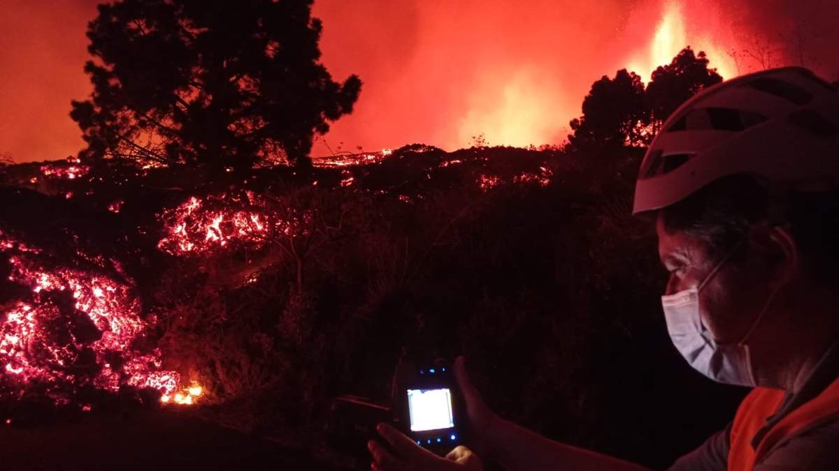 Un grupo de vulcanólogos examinan muestras de la erupción