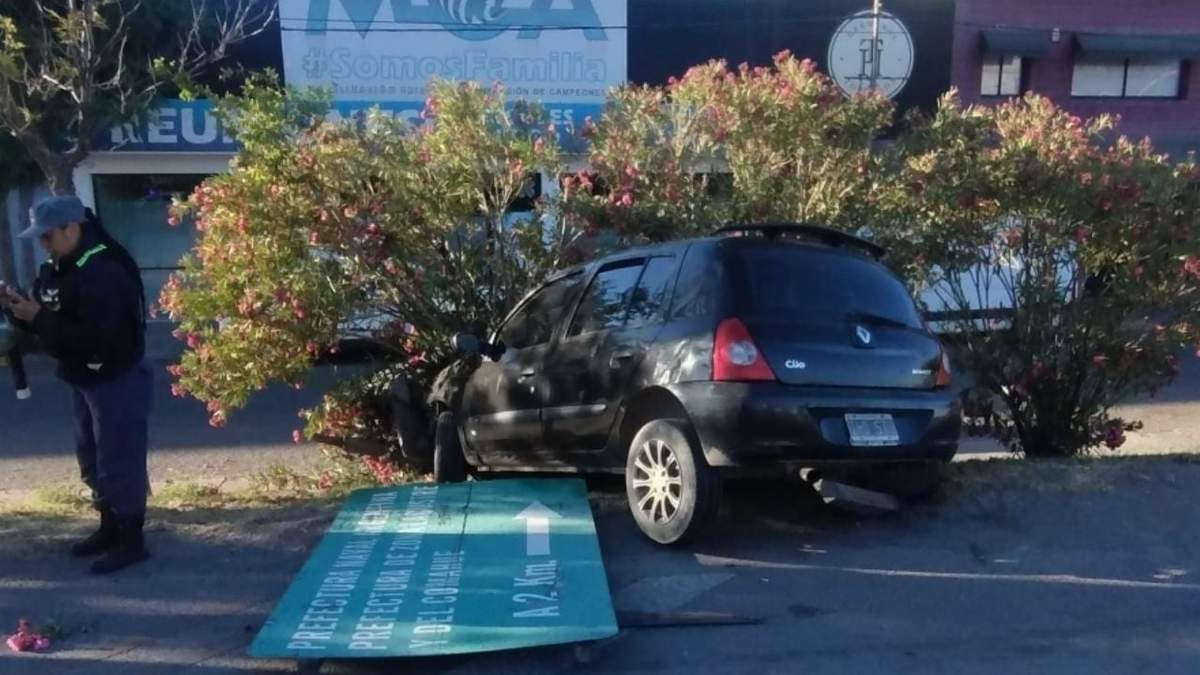 El auto se incrustó luego de chocar contra el cartel. Fuente: (X)