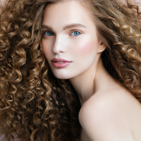 Con solo 3 ingredientes, la mascarilla para reducir el frizz e hidratar al máximo tu cabello rizado