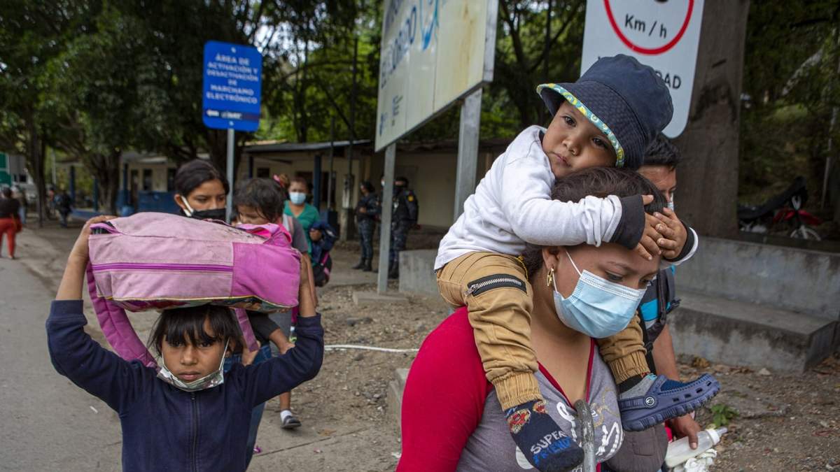 Niñas y mujeres en la caravana migrante