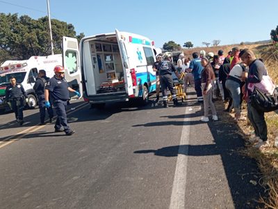 Volcadura de autobús en Curva del Diablo deja siete muertos y 25 lesionados, entre ellos menores