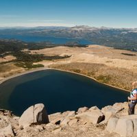 Un volcán, lagos, senderos y araucarias para conocer la Patagonia en Villa Pehuenia