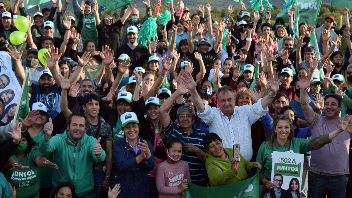 Militantes del JSRN en Bariloche. Fuente: (@weretilneck)