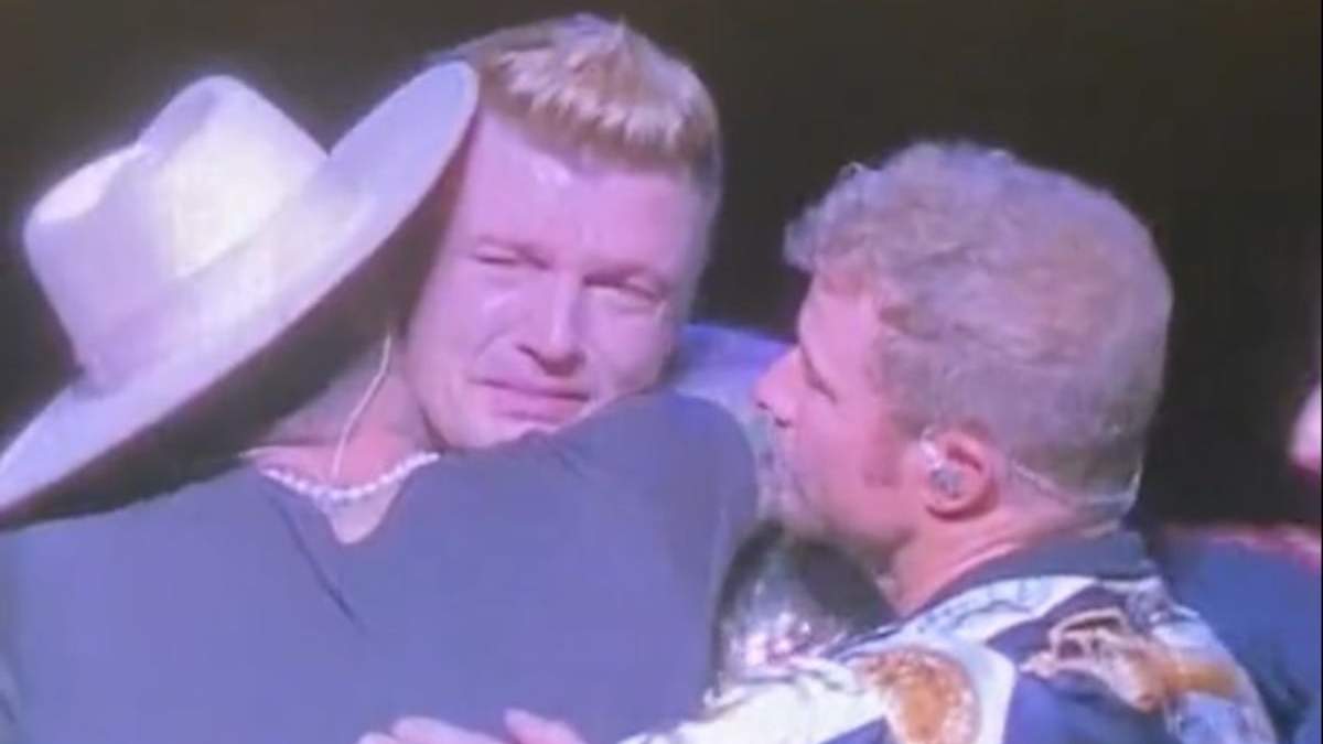 Nick Carter es consolado por los Backstreet Boys durante concierto