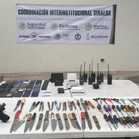 Siguen aseguramientos de aparatos de tecnología y armas en penales de Sinaloa