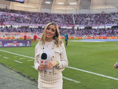 Morena Beltrán elige el sweater con cuello bote y redefine el estilo invernal con elegancia y sutileza