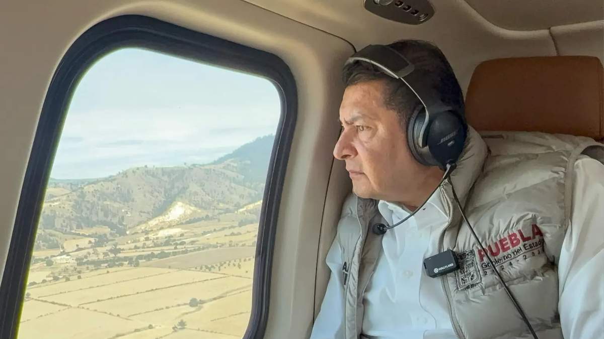 El gobernador Alejandro Armenta durante una supervisión de combate de incendios en abril de 2025