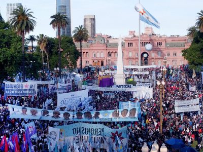 76vo aniversario del Día de la Lealtad Peronista: cientos de personas llenaron la Plaza de Mayo