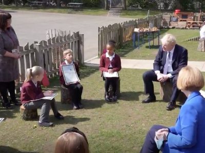 Boris Johnson afirma que "no descarta nada" ante la variante india del coronavirus