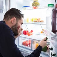 Con solo 1 cosa: el secreto de los expertos para decirle adiós a los malos olores de la heladera