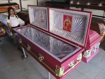 La fiebre de Barbie llega hasta una funeraria que lanza ataúdes color rosa brillante