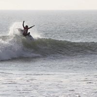 El surf es deporte y terapia para los niños desfavorecidos de un pueblo de Perú