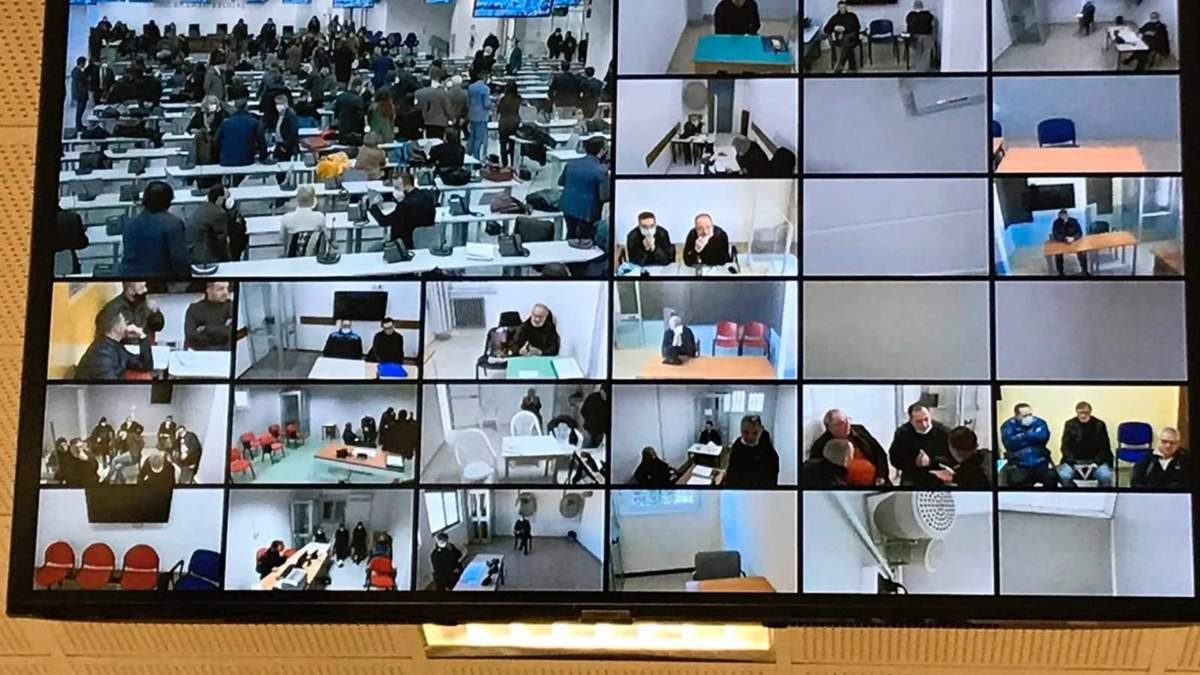 Una pantalla muestra a los participantes este miércoles en la primera audiencia del maxi-juicio contra la 'Ndrangheta