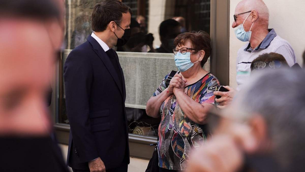 El presidente Emmanuel Macron camina con cubrebocas por Martel