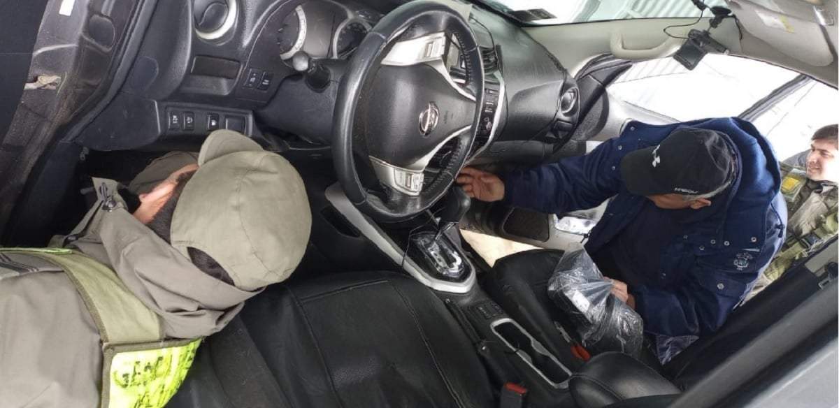 La inspección a la Nissan Frontier. Fuente (Ministerio de Seguridad)