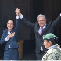 Así recibió AMLO a Sheinbaum en las puertas de Palacio Nacional (Video)