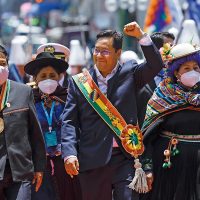 Un gobierno a prudente distancia de Evo