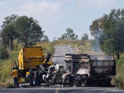 Atacan a policías y bloquean al menos cuatro carreteras en Michoacán