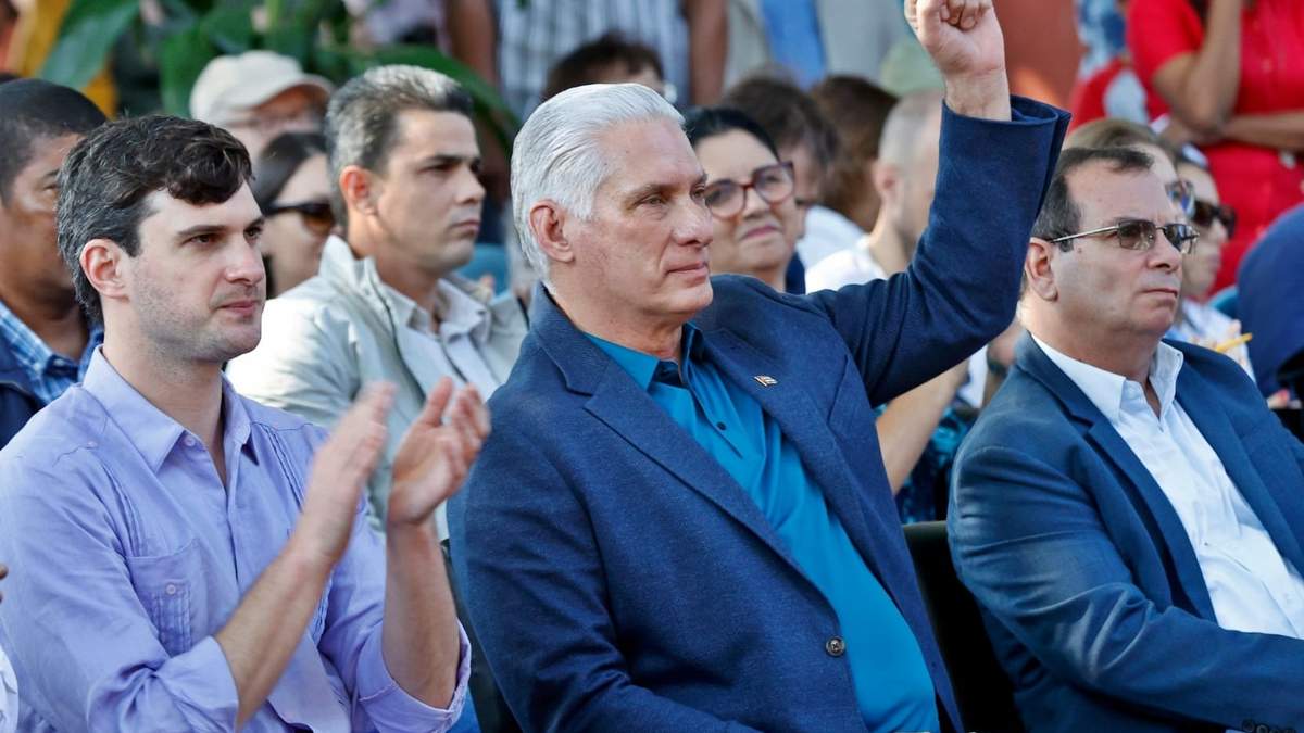 El presidente cubano Miguel Díaz-Canel (centro)