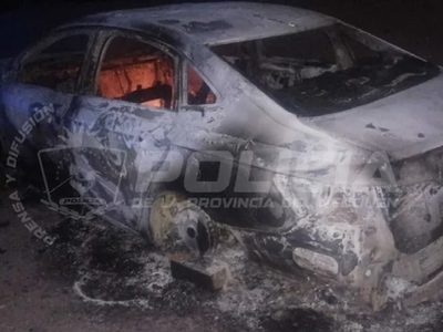 Le robaron el auto a un policía y lo encontraron totalmente quemado en Plottier