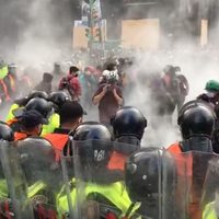 Reportan 2 manifestantes heridos y 4 policías golpeados y quemados por cohetones