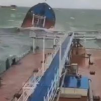 Barcos rusos derraman 3 mil 700 toneladas de petróleo en el estrecho de Kerch