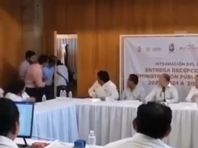 Pelean a golpes escoltas de los alcaldes entrante y saliente de Iguala (Video)