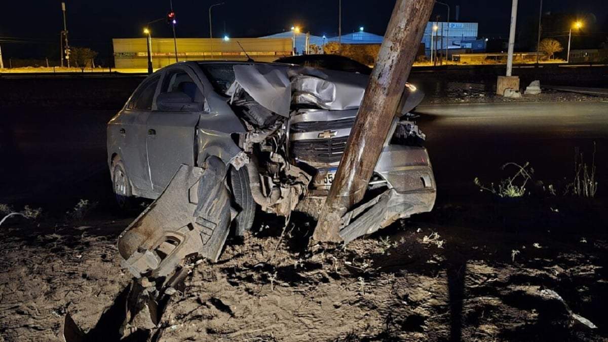 El impacto fue muy violento contra la columna de un cartel vial. Fuente: (Centenario Digital)