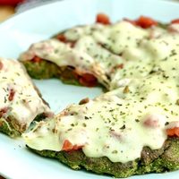 Pizza de espinaca sin gluten y con 4 ingredientes: súper fácil de hacer para la cena de este finde