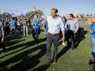 Omar Gutiérrez inauguró una cancha de césped sintético en las 127 Hectáreas de Neuquén