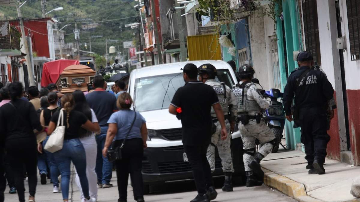Dolientes cargan el féretro con el cuerpo de Hossein Nabor Guillén