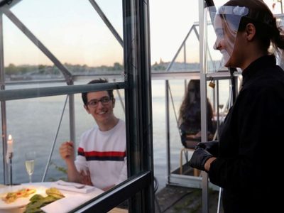 Instalan pequeños invernaderos en restaurantes para prevenir el contagio