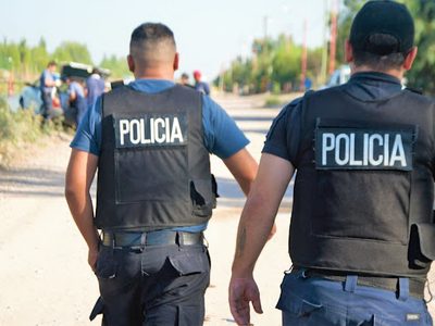 Insólito: un vecino encontró un lagarto rojo en su casa y llamó a la Policía para que lo atraparan