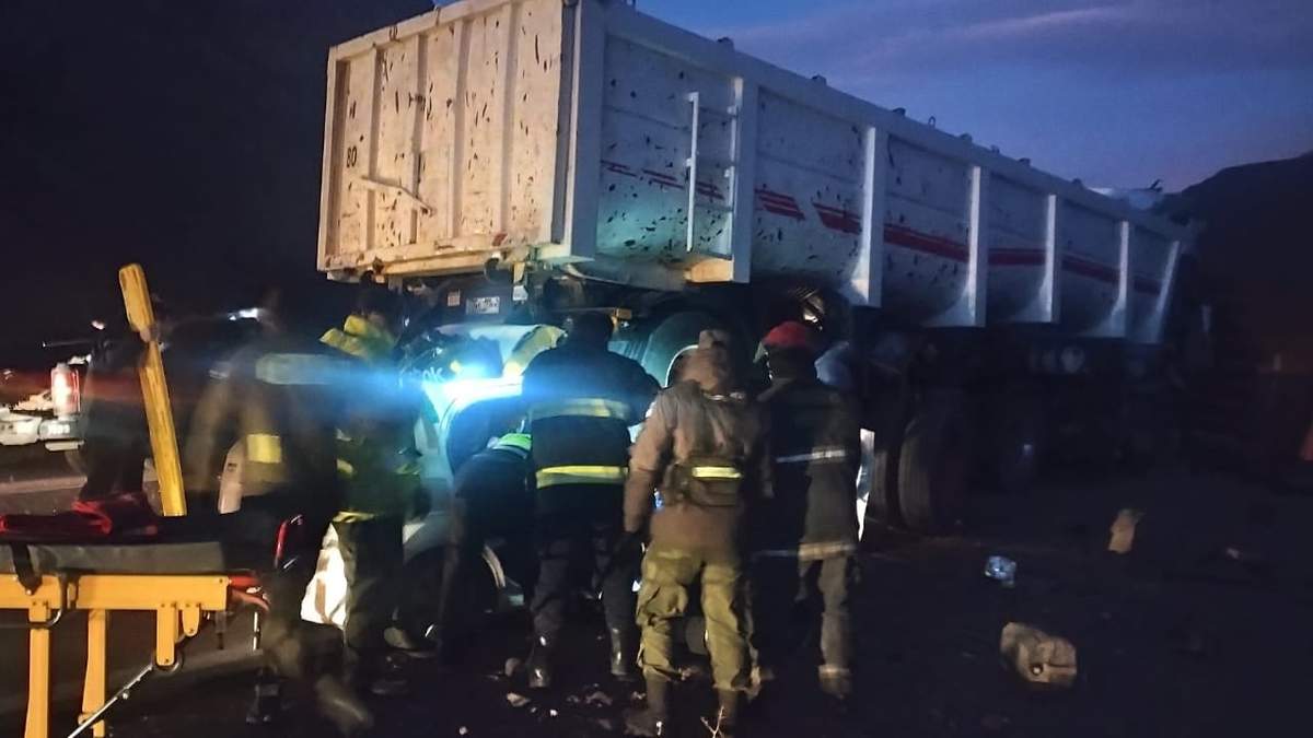 La Policía intenta rescatar a las víctimas.