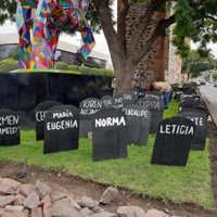 En protesta por crímenes de mujeres, colocan lápidas en los Arcos de Querétaro